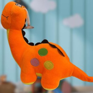 Peluche de dinosaurio de cuello largo color naranja, con chupón para colgar en algún apartado de vidrio o espejo, con un fondo azul