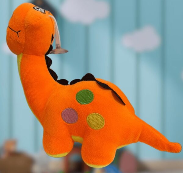 Peluche de dinosaurio de cuello largo color naranja, con chupón para colgar en algún apartado de vidrio o espejo, con un fondo azul