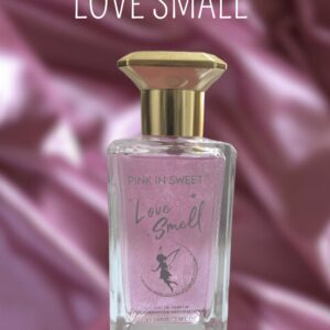 Perfume rosa, con tapa dorada marca love small, con fondo morado con aromas dulces