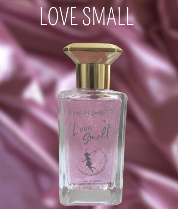 Perfume rosa, con tapa dorada marca love small, con fondo morado con aromas dulces